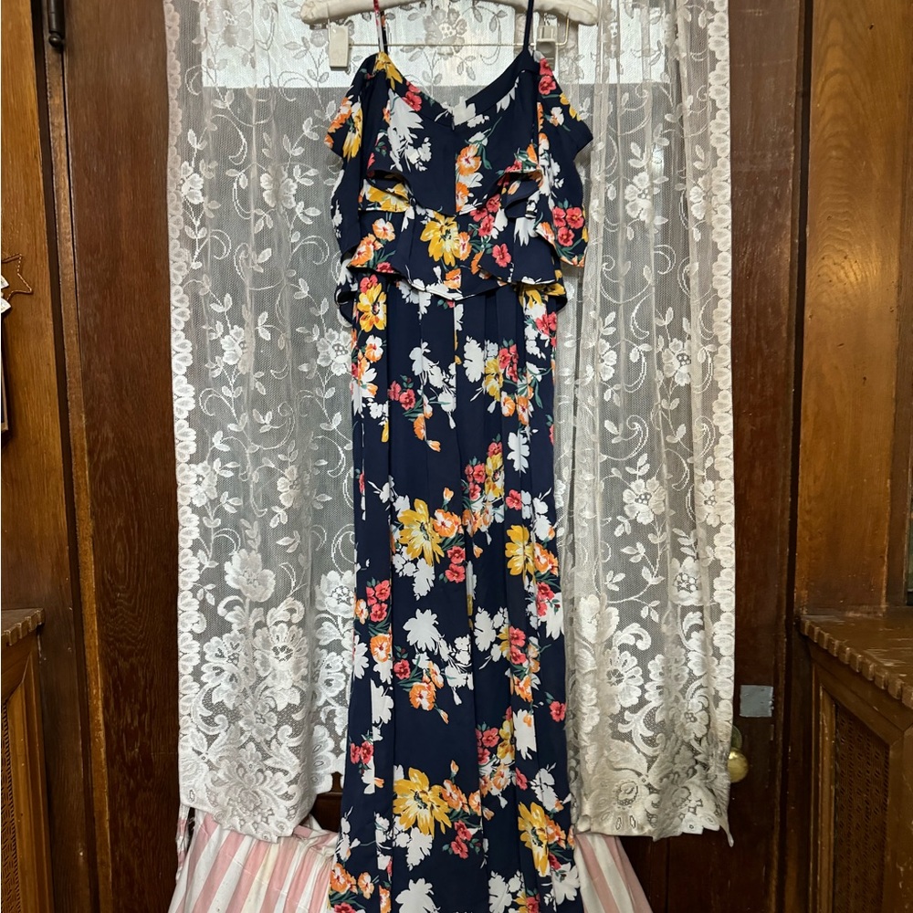 laundry size 4 flowered jumpsuit, brand new condition used once - Picture 4 of 6
